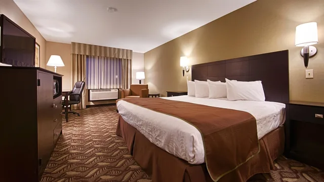 غرفة قياسية بسرير كينج، Best Western Pontiac Inn 2/5