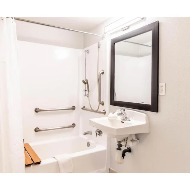 1 Full Bed Mobility Access Ri Shwr, Nsmk، Motel6 Carlsbad, CA - Near Legoland 8/8