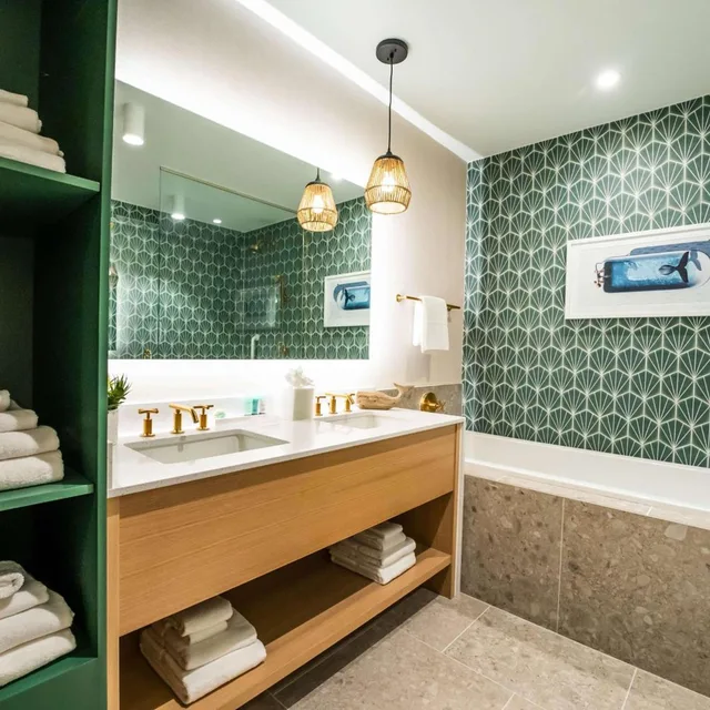 غرفة بسرير كينج بشرفة مع أريكة بمطبخ، Embassy Suites By Hilton Orlando Sunset Walk 8/10
