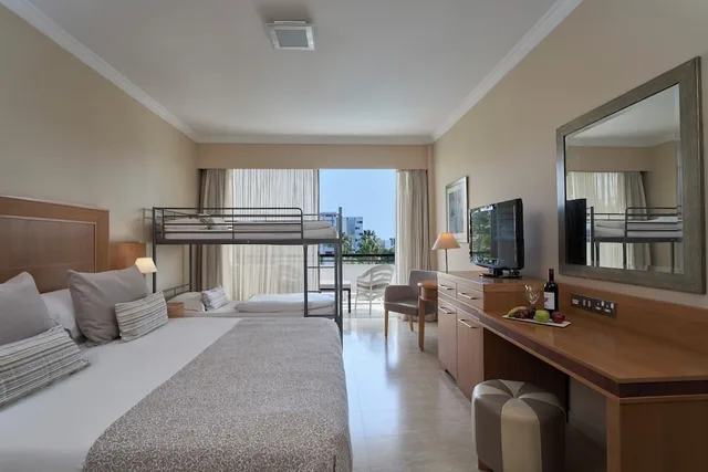 غرفة عائلية بسرير كوين بإطلالة على المسبح مع أريكة، Atlantica Oasis Hotel 1/4