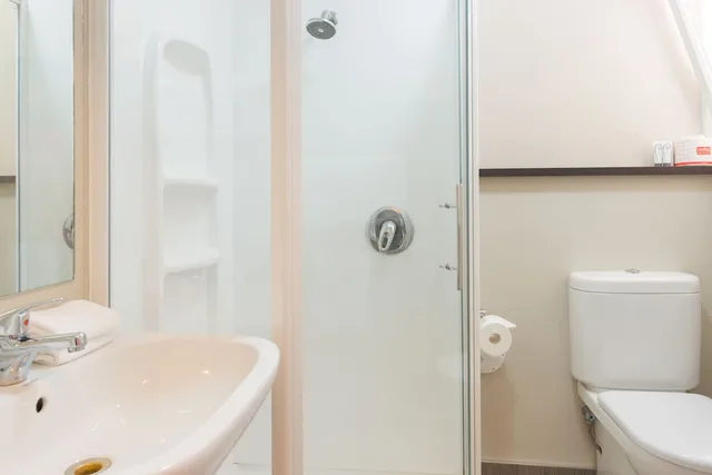 استوديو عائلي بسريرين كوين، Discovery Settlers Hotel Whangarei 3/3