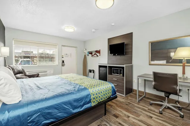 Deluxe, Studio, Suite, King Bed, Grove City Travel Inn Columbus South 2/6