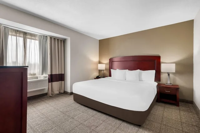 غرفة بزنس بسرير كينج، Comfort Inn and Suites North East, MD 1/5