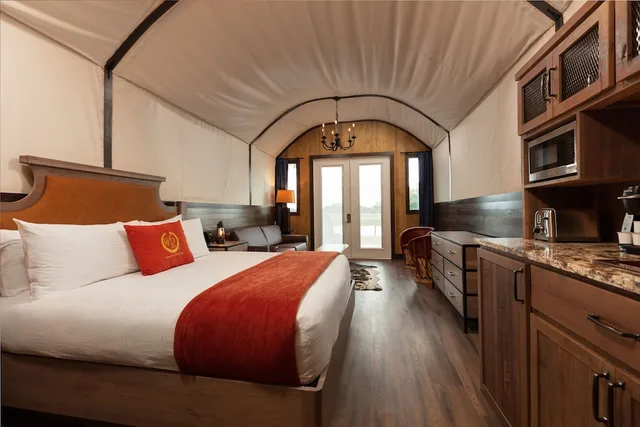 غرفة فاخرة بسرير كينج وسريرين منفصلين مع أريكة، Westgate River Ranch Resort & Rodeo 1/4