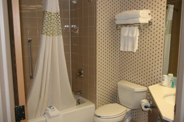 غرفة بسرير كينج مع أريكة، Hampton Inn Sioux Falls 3/3