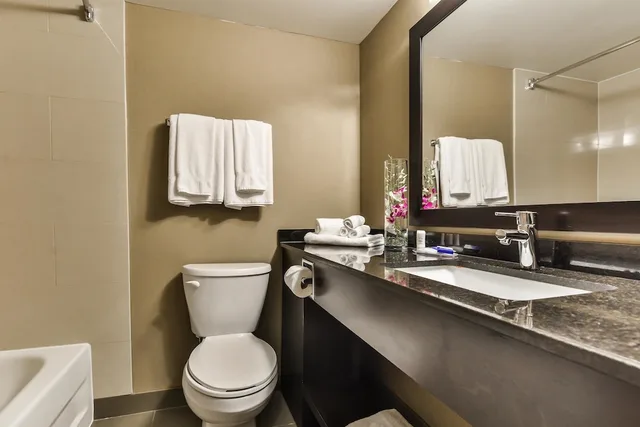 جناح عائلي بسرير كينج وسريرين كوين مع أريكة، Best Western Plus Leamington Hotel and Conference Centre 5/10