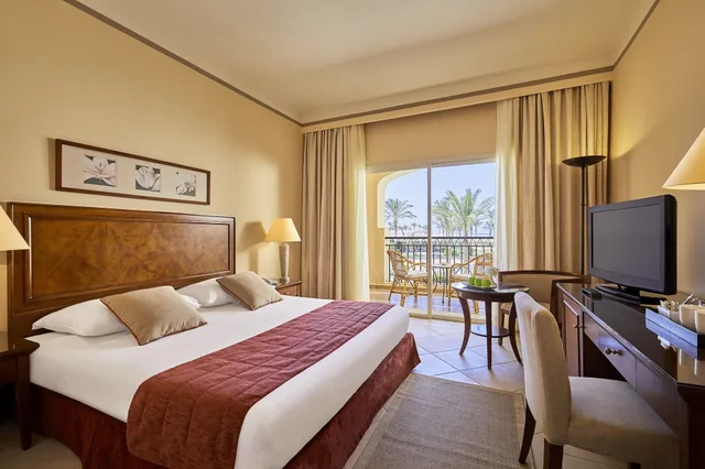 غرفة سوبيريور بسرير كوين بإطلالة على المسبح، Jaz Almaza Beach Resort, Almaza Bay 2/3