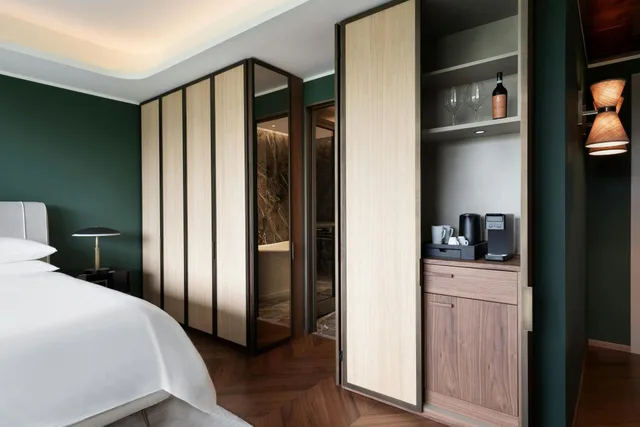 جناح جونيور بسرير كينج مع أريكة، Sheraton Lake Como Hotel 6/10