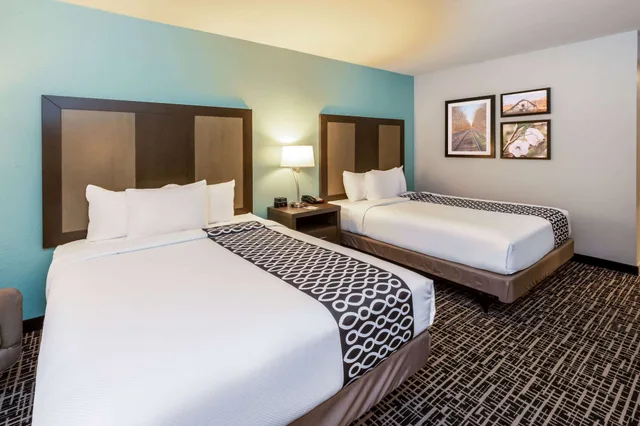 غرفة بسريرين كوين لذوي الإعاقة، La Quinta Inn and Suites by Wyndham Jonesboro 1/3