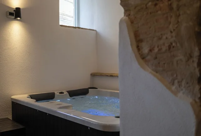 Amber Hotel Italy، Vasto 25/50