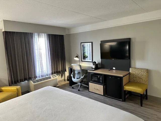 غرفة ديلوكس بسرير كينج، La Quinta Inn & Suites by Wyndham Dallas Arlington South 5/9