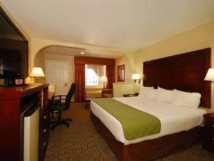 غرفة بسرير كينج بمطبخ صغير، Surestay Hotel By Best Western Deer Park 1/5