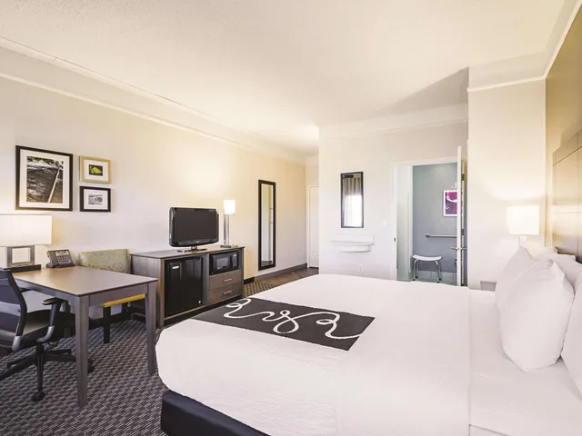 غرفة بسرير كينج لذوي الإعاقة، La Quinta Inn and Suites by Wyndham Austin Near The Domain 1/7