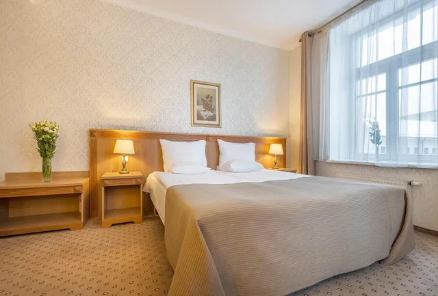 Room, Queen Bed, Balcony, Artis Centrum 3/8