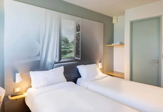 غرفة بسريرين منفصلين، B&B HOTEL Poitiers 1 Futuroscope 1/2
