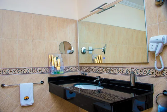 غرفة بسرير كينج بإطلالة على المسبح، Sunrise Beach Resort 7/10