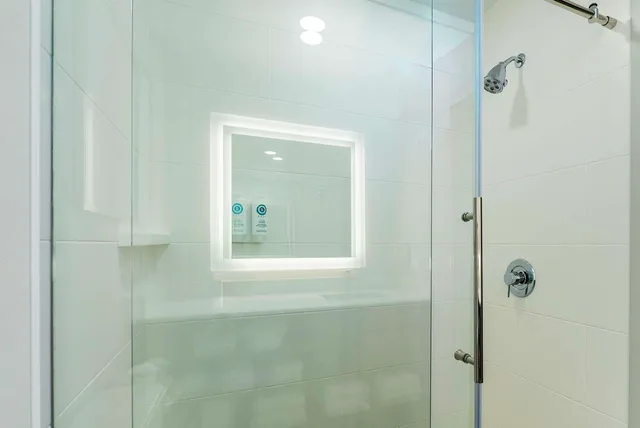 جناح بسرير كينج، Comfort Suites Kelowna, BC 3/3