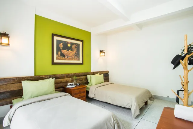 Room, Twin Beds, Shared Bathroom, No Window، Banthat Thong Hostel 1/5