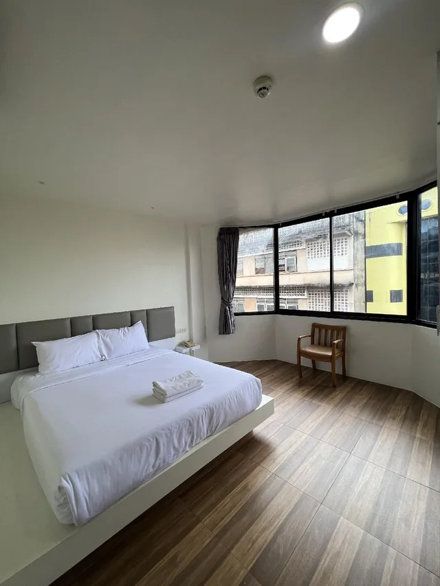 Economy, Queen Bed, The Habour Front Hotel Surat Thani 3/3