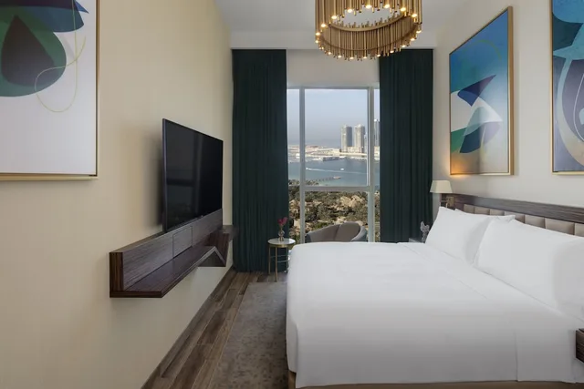 شقة سوبيريور بسرير مزدوج وسريرين منفصلين بإطلالة على البحر بغرفتي نوم، Avani+ Palm View Dubai Hotel & Suites 1/3