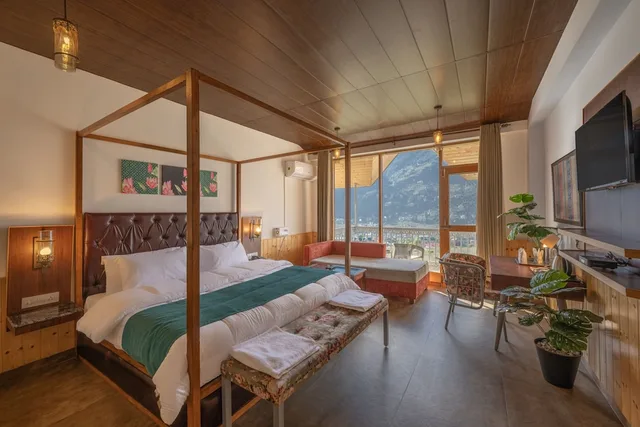 غرفة سوبيريور بسرير كينج بإطلالة على الجبل بشرفة، Echor Himalayan Heights Luxe Manali 4/10