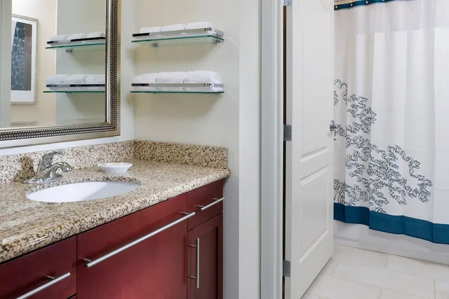 غرفة بسرير كينج بغرفة نوم واحدة مع أريكة لذوي الإعاقة، RESIDENCE INN FARGO 1/2