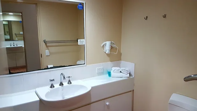 غرفة ثلاثية، Outrigger Resort 9/9