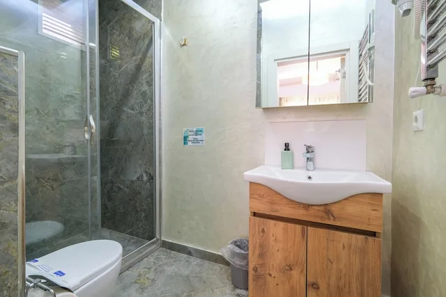 غرفة عائلية رباعية بسرير مزدوج وسرير فردي مع أريكة، Loren Hotel Suites 9/10