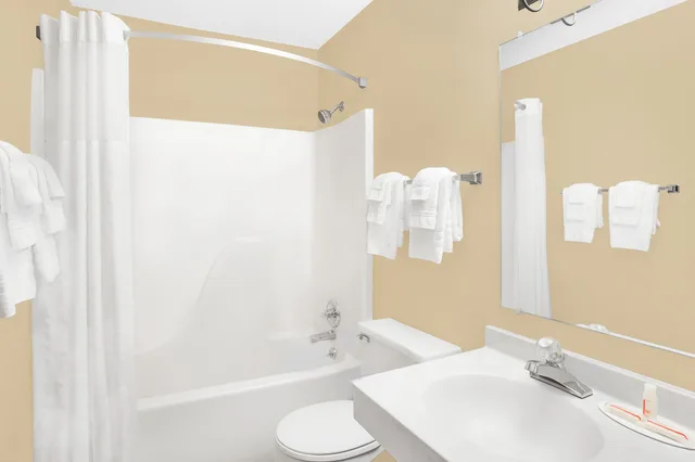 غرفة بسريرين مزدوجين، Super 8 by Wyndham Columbus 2/2