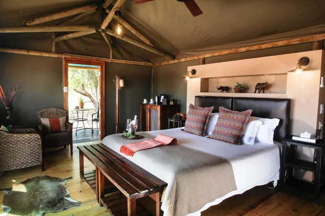 Luxury, Twin Beds, Water Front، Buffelsdrift Game Lodge 2/6