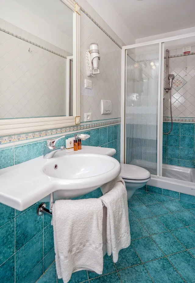 Classic, Triple, 1 Double and 1 Single Bed, Partial Sea View, La Vue D' Or 6/6