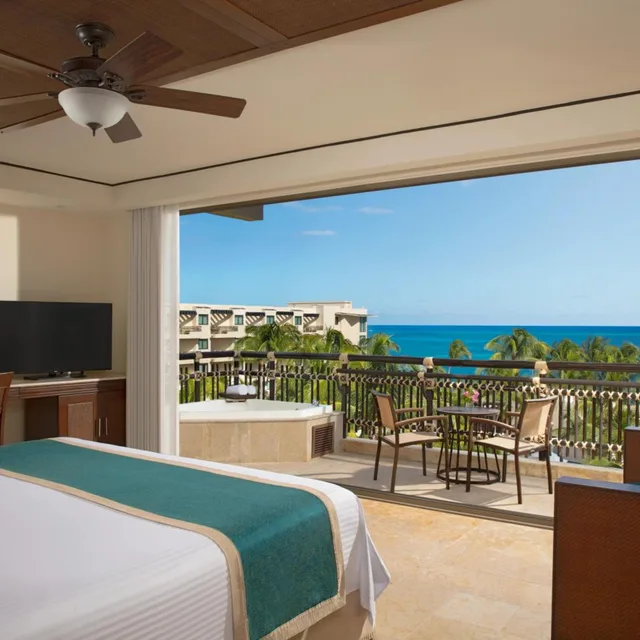 Preferred Club, King Bed, Pool Front, Ocean View, Outdoor Jetted Tub، Dreams Riviera Cancun 2/6