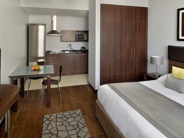 غرفة ديلوكس بسرير كينج، Movenpick Hotel Apartments Al Mamzar 3/10