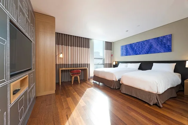 Deluxe, Family, 1 Queen and 1 Single Bed, Central 7 Hotel 5/8