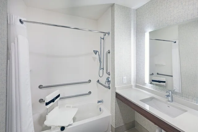 غرفة قياسية بسرير كينج لذوي الإعاقة، Holiday Inn Express Hotel And Suites Jasper 2/2