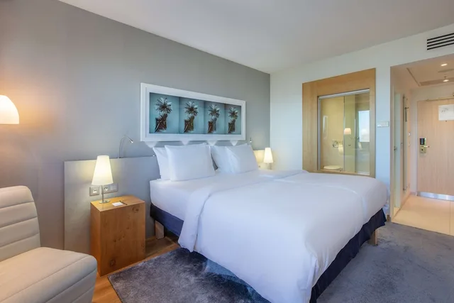 غرفة بريميوم بسرير كينج بإطلالة على النهر، Radisson Blu Hotel Hamburg 4/9