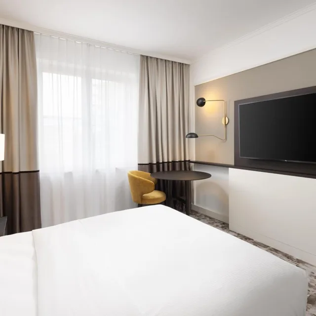 غرفة بسرير كينج وسرير كوين، Hilton Heidelberg 1/6