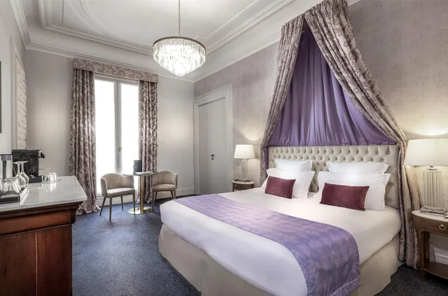 غرفة ديلوكس بسرير كوين بشرفة، Hotel Claridge 3/7