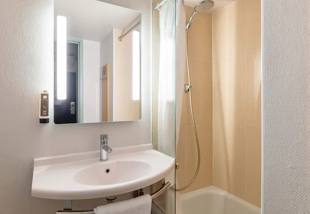 غرفة رباعية بأربعة أسرّة، B&B Hotel Lyon Saint Priest 3/4