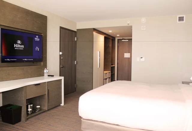 Ambassador, Suite, King Bed, Hilton Cleveland Downtown 8/10