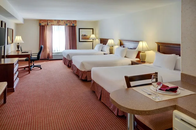 غرفة ديلوكس ثلاثية بسريرين مزدوجين بمطبخ، Pomeroy Inn & Suites 1/2
