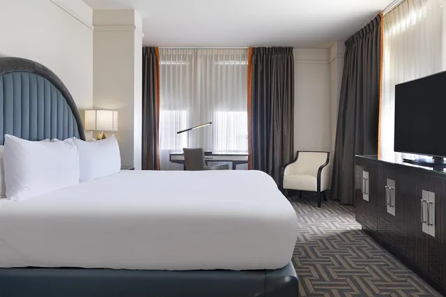 غرفة سوبيريور ركنية بسرير كينج، Colcord Hotel Oklahoma City, Curio Collection by Hilton 4/6
