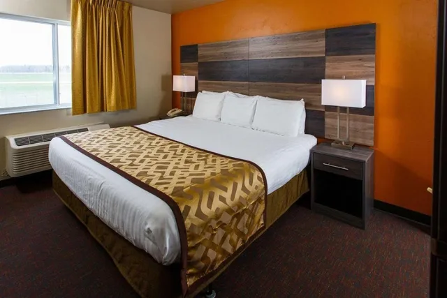 جناح بسرير كينج بحوض جاكوزي، Hotel J Green Bay Formerly Airport Settle Inn 2/3