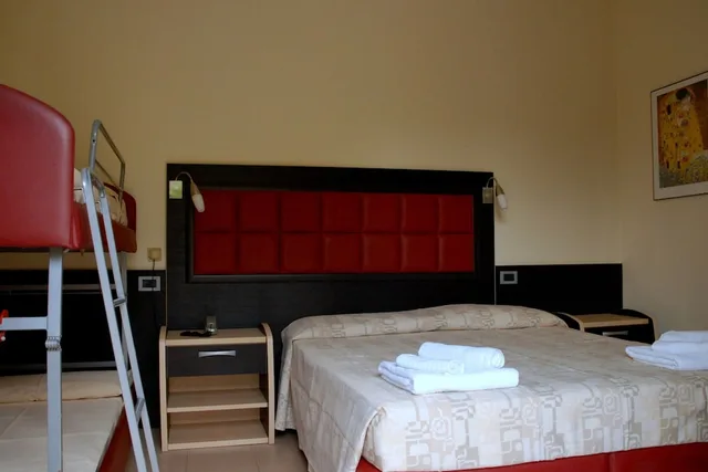 غرفة كلاسيكية رباعية بسرير كوين وسرير بطابقين، Hotel Arno Rimini 1/3