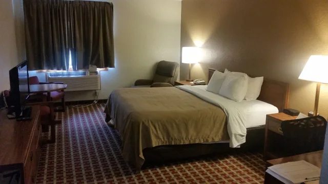 غرفة قياسية بسرير كينج، Quality Inn Suites Marion 5/9
