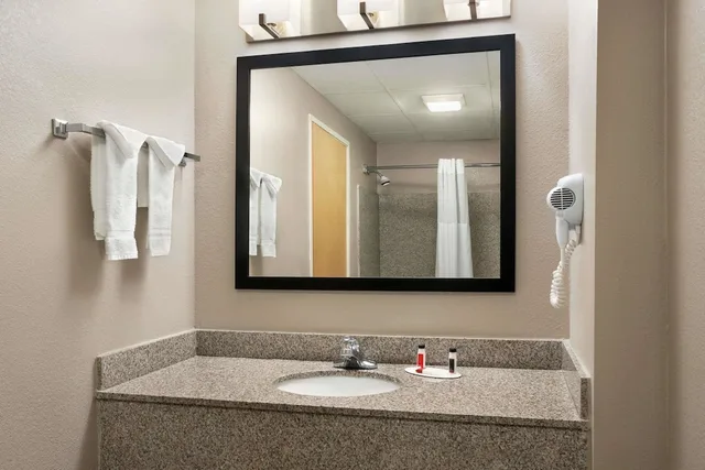 غرفة بسرير كينج لذوي الإعاقة، Days Inn & Suites by Wyndham Murfreesboro 3/4