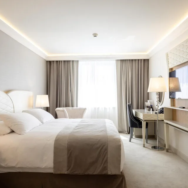 غرفة قياسية بسرير كينج، Tresor Le Palais Timisoara, Curio Collection by Hilton 2/9