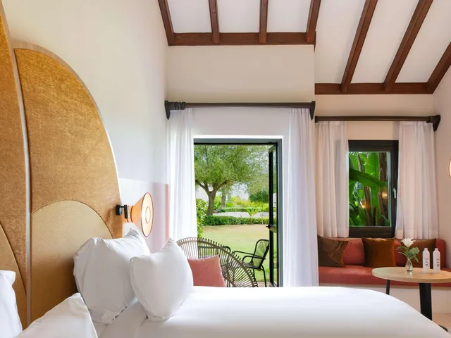 غرفة قياسية بسرير فردي وسريرين كينج، SO/Sotogrande Spa & Golf Resort Hotel 2/10