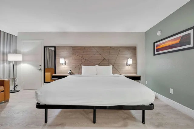 جناح بسرير كينج بجاكوزي، Quality Inn and Suites Airport Cruise Port Hollywood 2/10