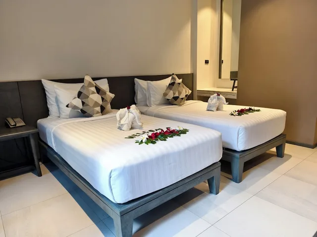 غرفة متصلة قياسية بسرير مزدوج وسريرين منفصلين، MAEHAAD BAY RESORT 1/5